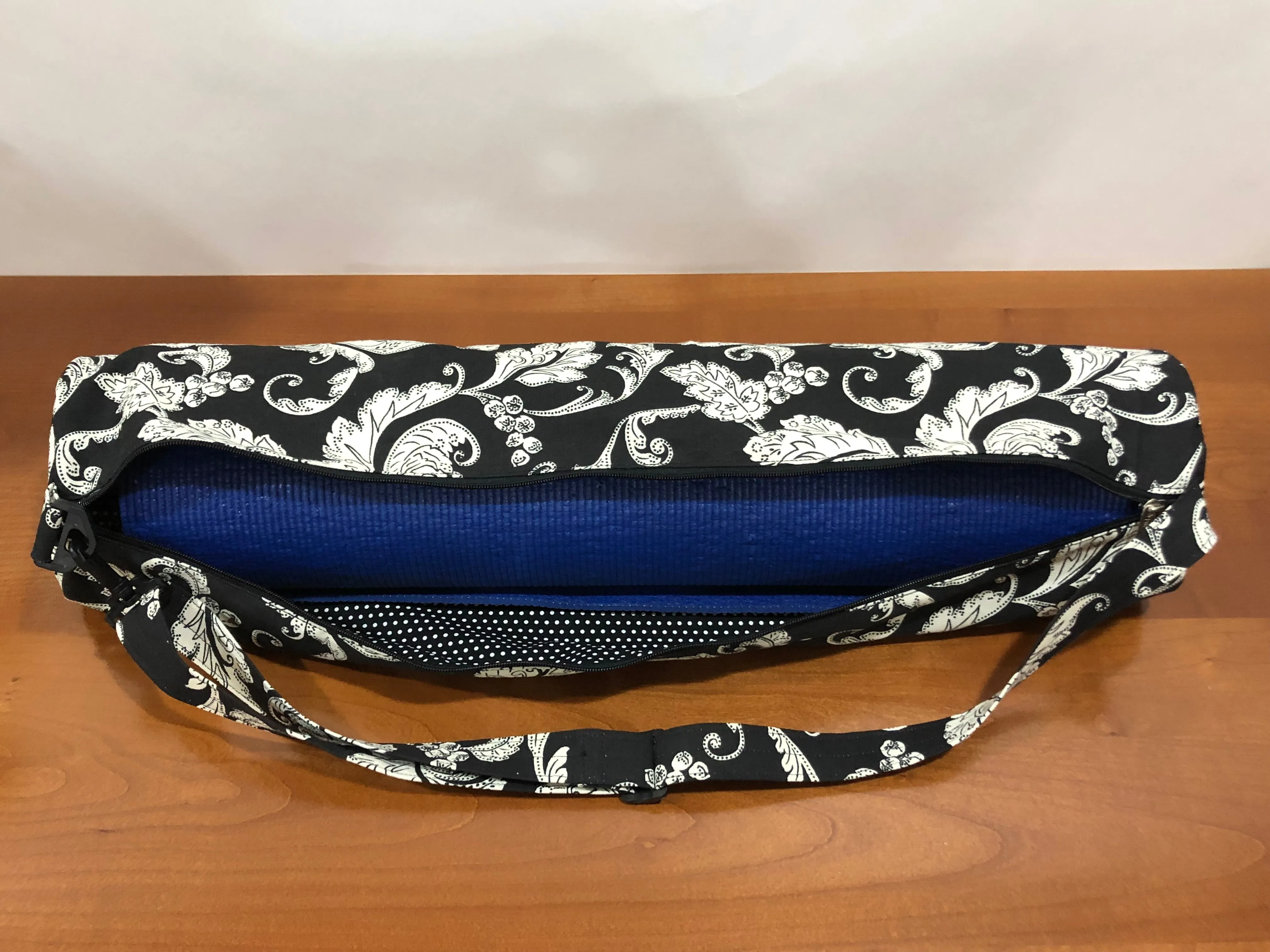 Yoga Bag with zipper - white paisley