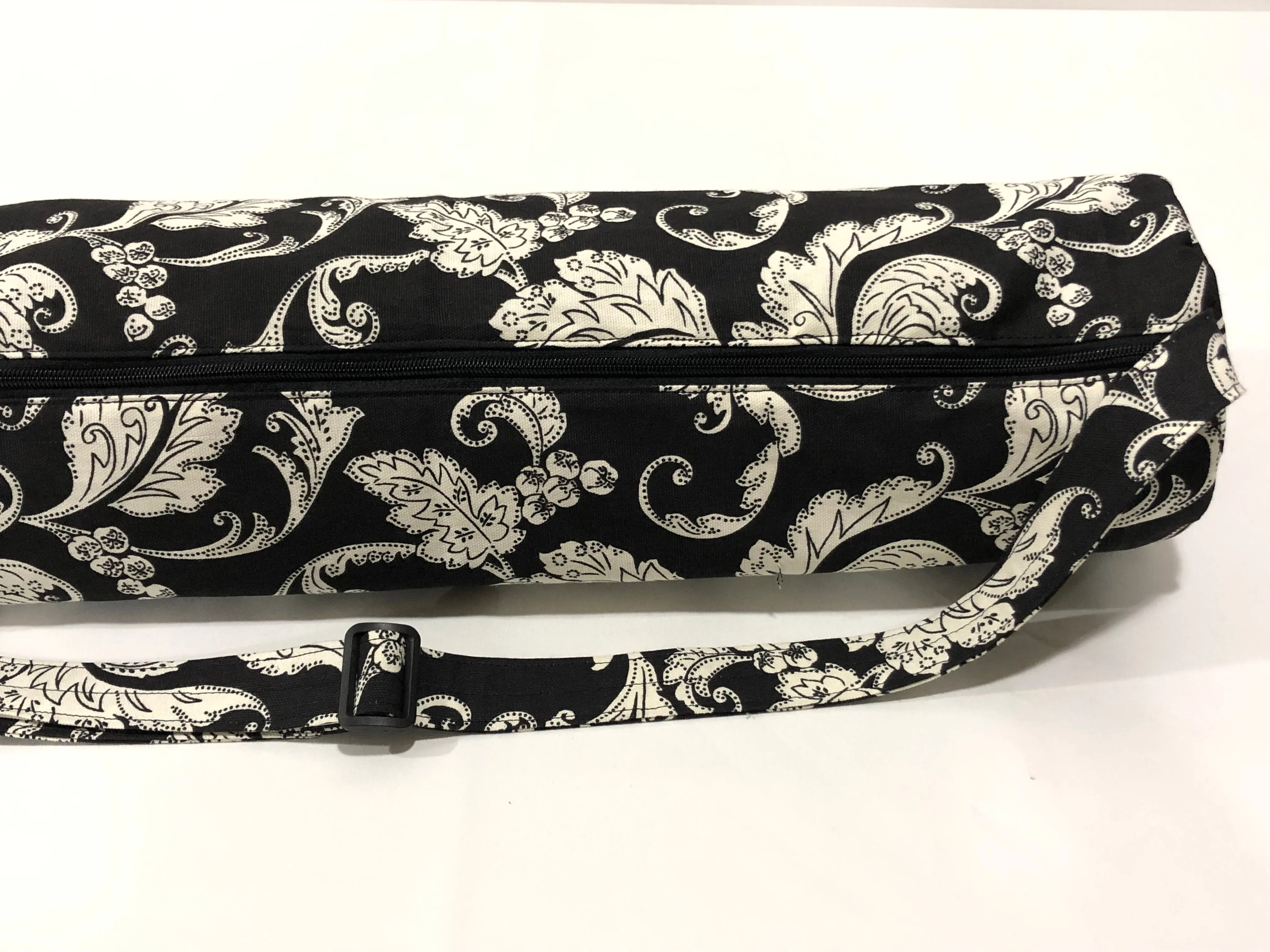 Yoga Bag with zipper - white paisley